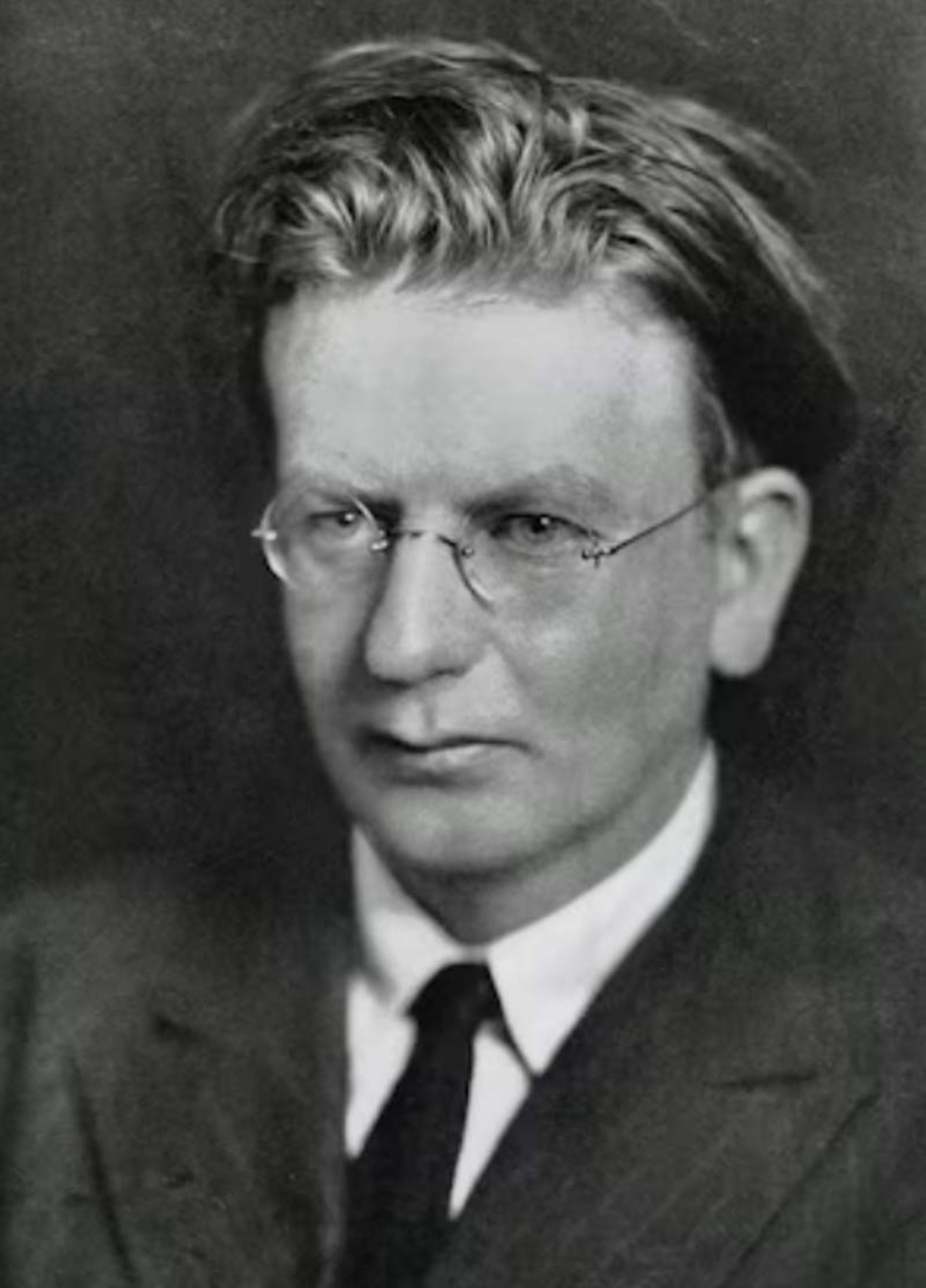 تصویر سیاه و سفید از چهره جان لاگی برد، مخترع تلویزیون، با عینک گرد و موهای آشفته