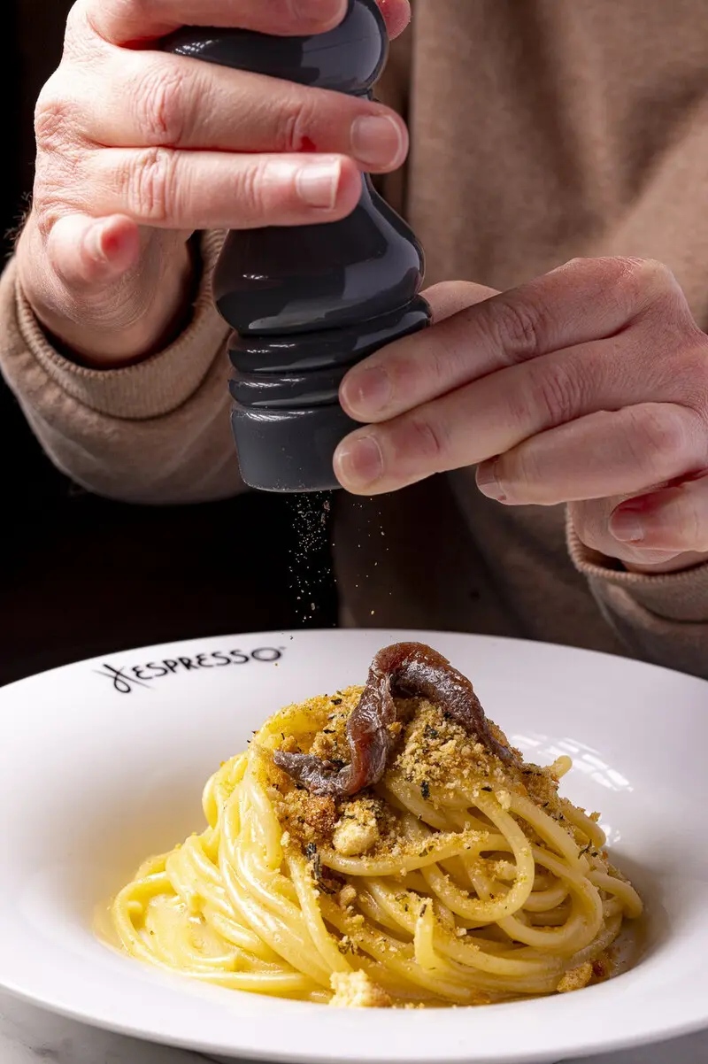 پاستا کاربونارا (Pasta Carbonara) در بشقاب سفید با فلفل سیاه تازه