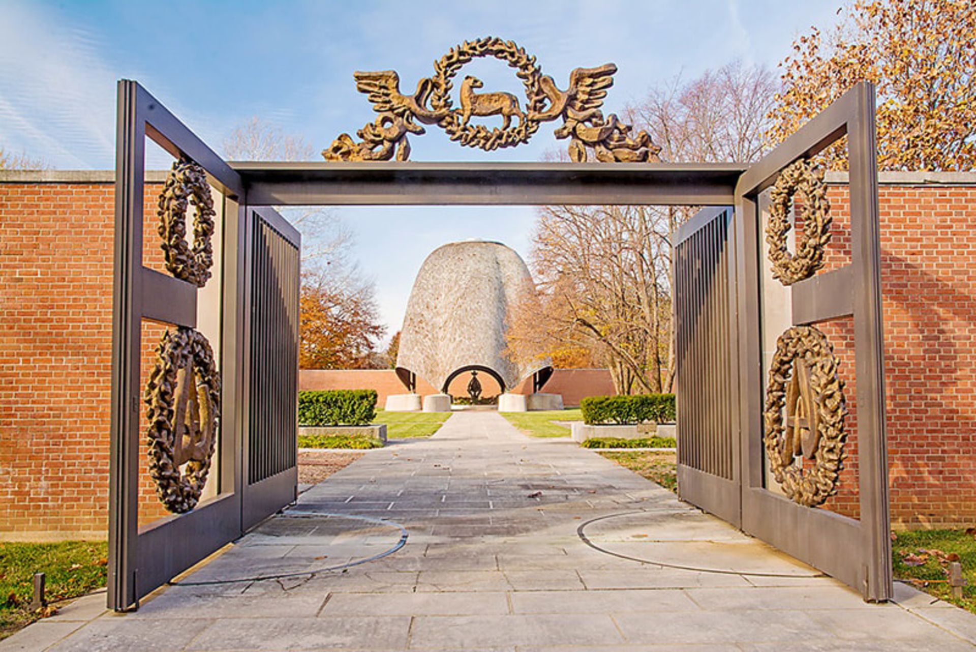 درب ورودی محوطه کلیسای بدون سقف