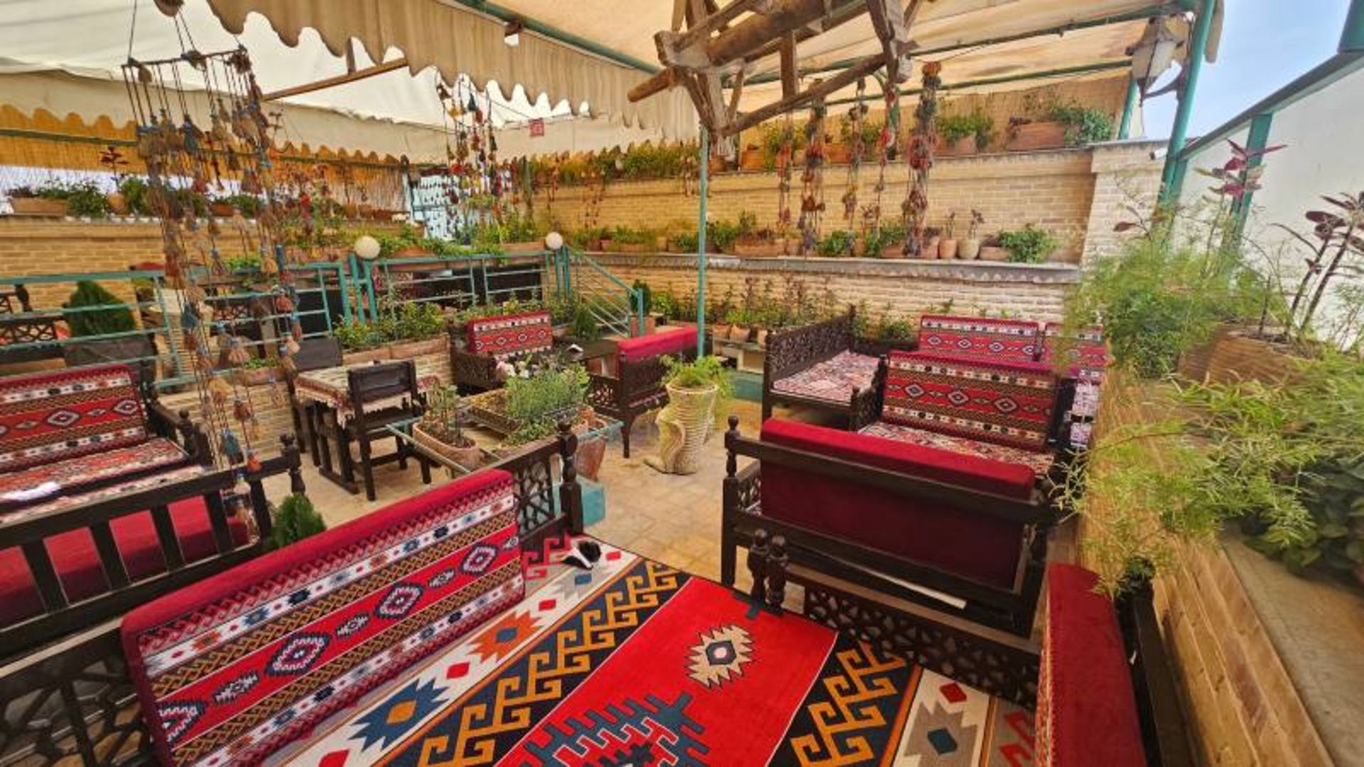 پشت بام با تخت های سنتی در کافه رستوران سرای‌ حوض شیراز