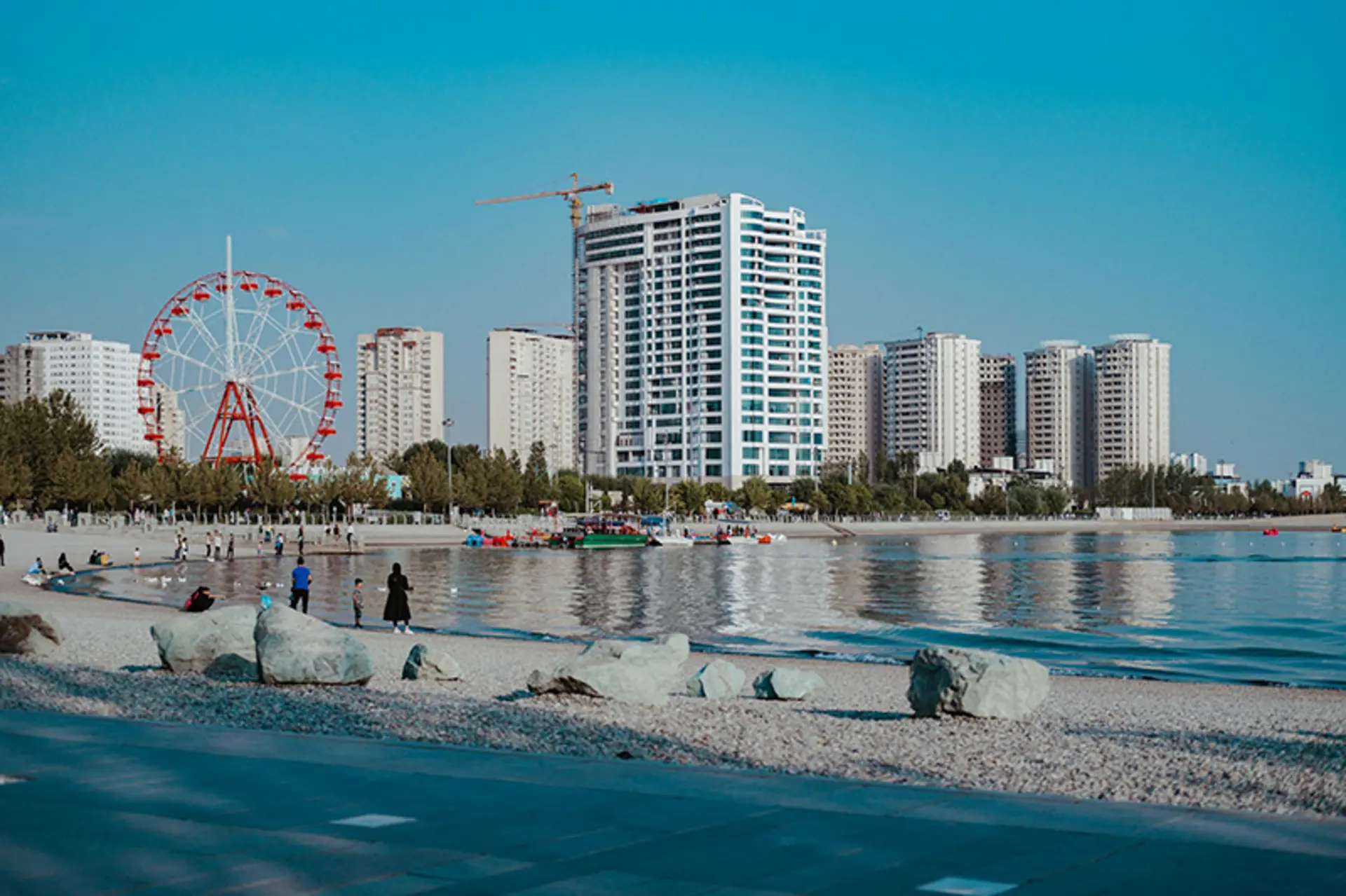 گردشگران در حاشیه دریاچه چیتگر