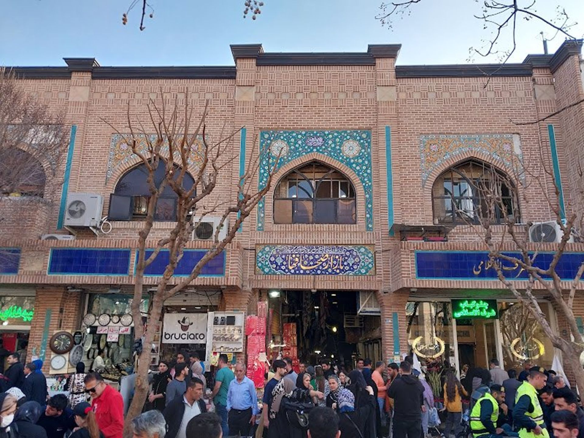 خریداران در ورودی بازار بزرگ تهران