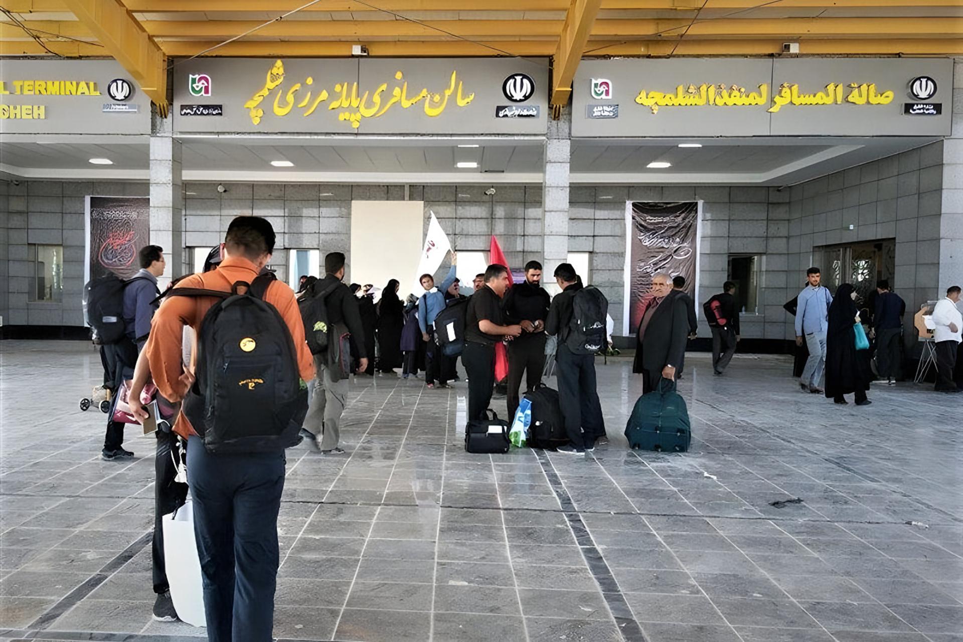 مسافران در سالن مسافری پایانه مرزی شلمچه در حال حرکت