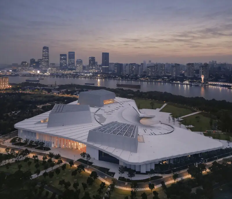 بنای اپرا شانگهای (Shanghai Grand Opera House) با طراحی مدرن در کنار رودخانه