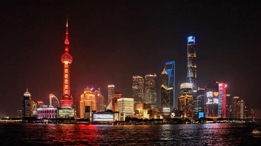خط افق شهر شانگهای (Shanghai) با برج اورینتال پرل و آسمان‌خراش‌های روشن در شب