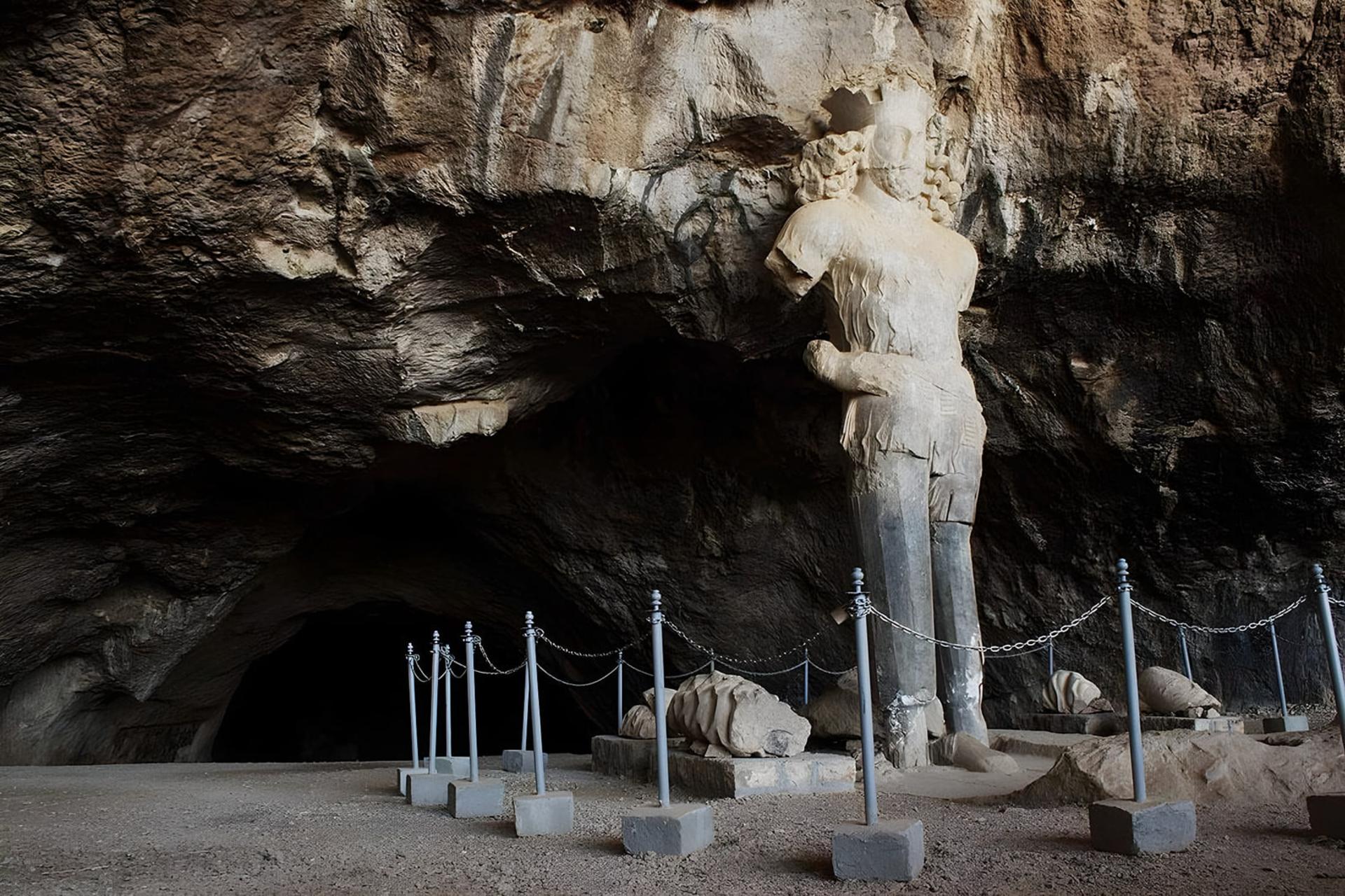 مجسمه سنگی بزرگ باستان در ورودی غار شاپور (Shapur Cave)