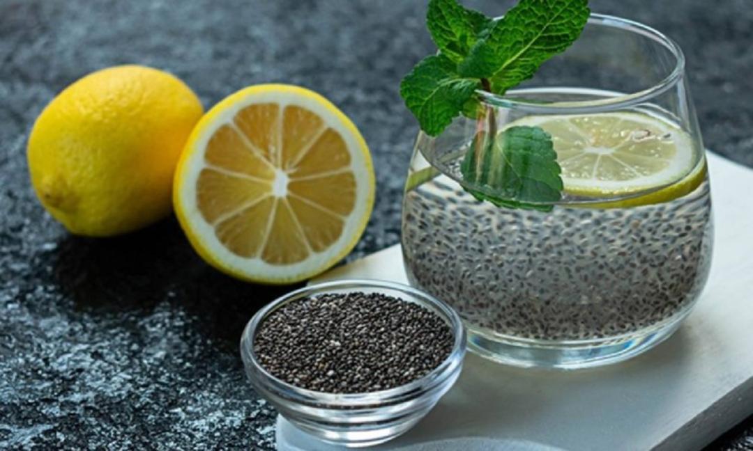 یک لیوان تخم شربتی با حلقه لیمو ترش و نعناع