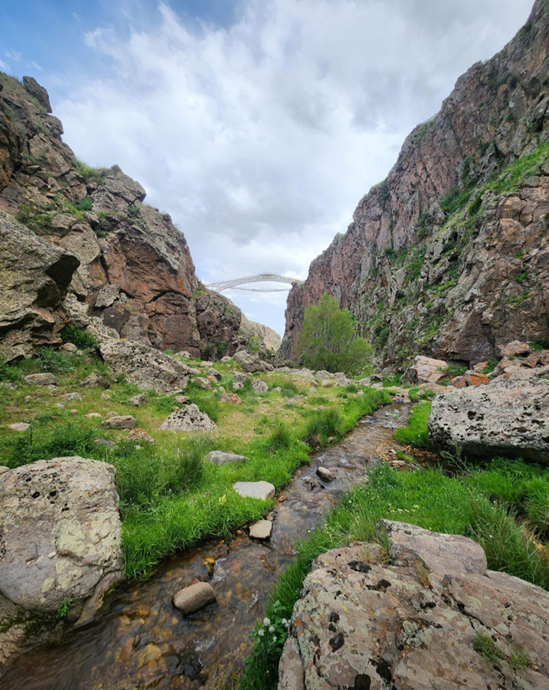 پل معلق سرعین در ارتفاعات دره سرسبز