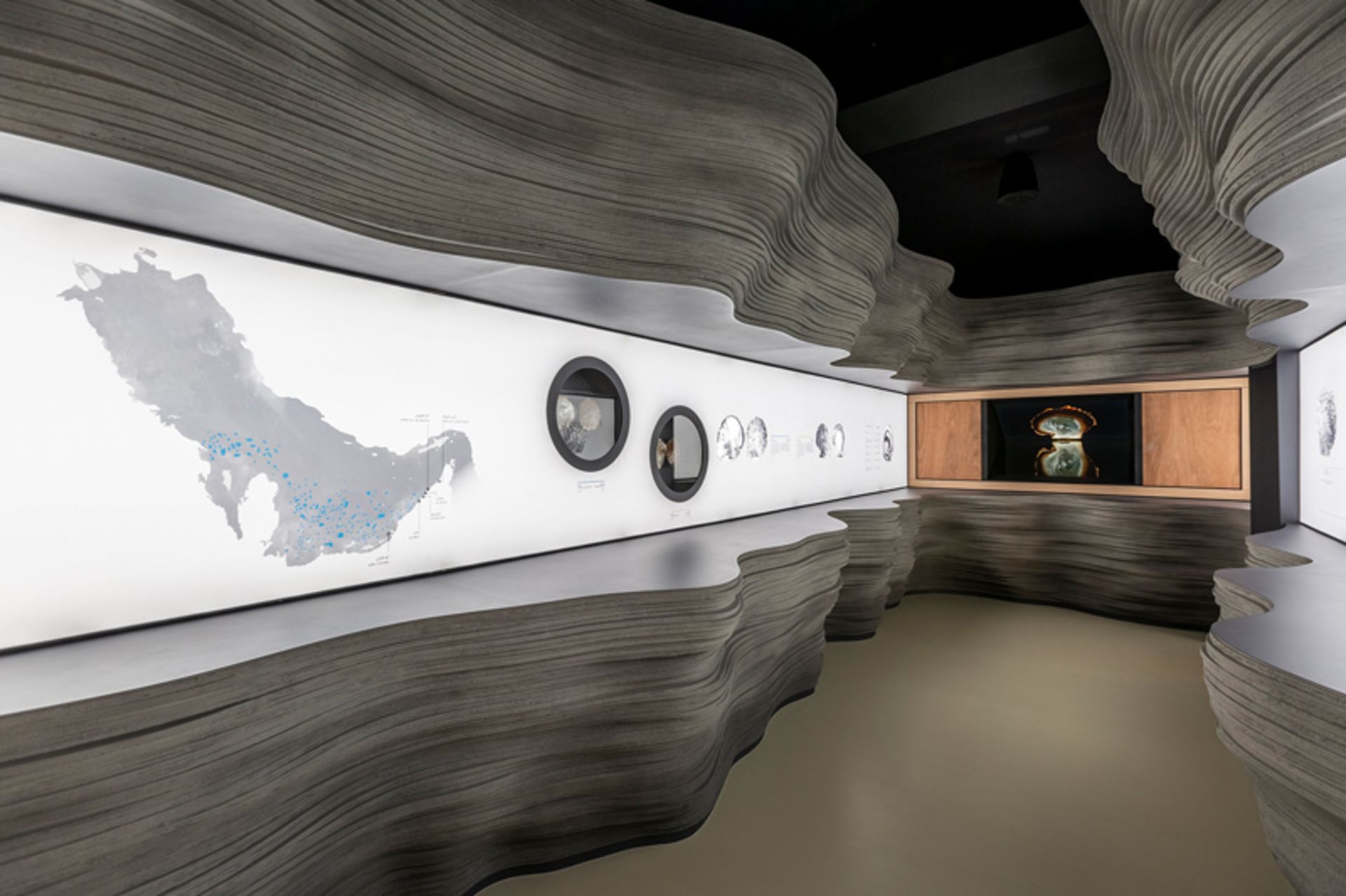  تالار موزه دبی با طراحی مدرن و دیوارهای موج‌دار