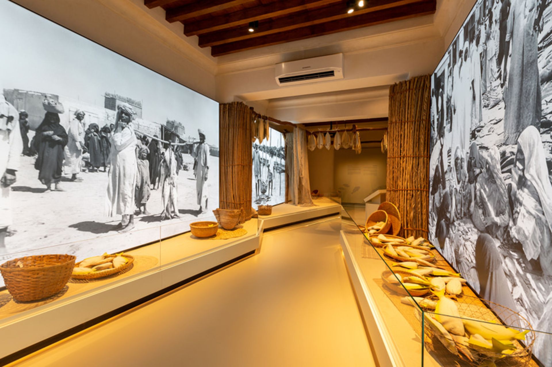 نمای داخلی موزه دبی با تصاویر قیمی و سبدهای چوبی
