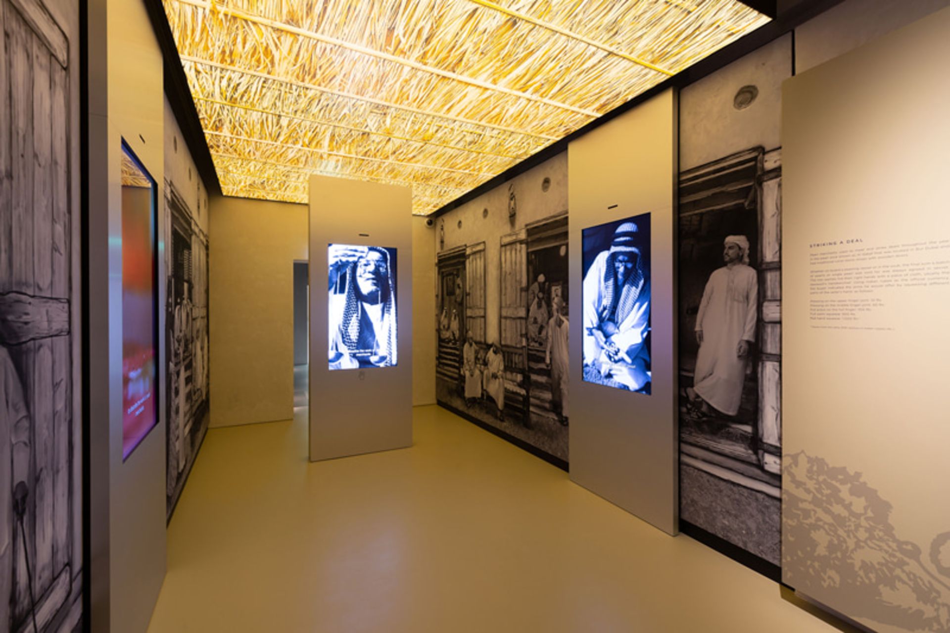 نمای داخلی موزه دبی با قاب عکس های بزرگ بر دیوار