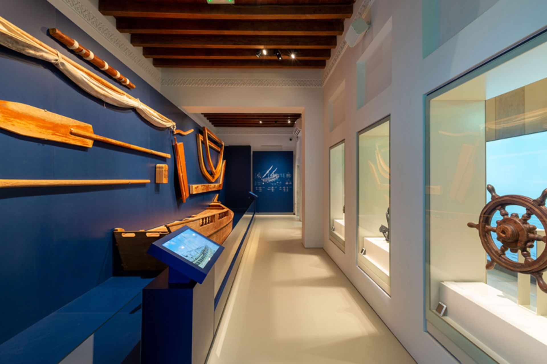 نمای داخلی موزه دبی با پاروها و ابزاری بر دیوار