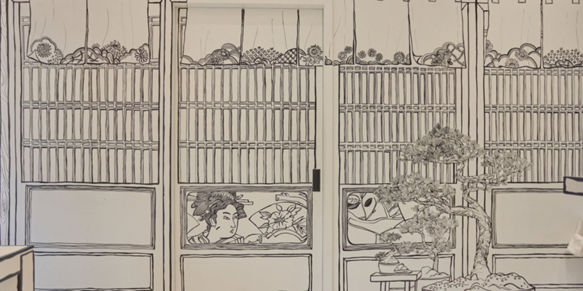 نمای نزدیک از جزئیات خطی دست‌کشیده روی دیوارهای رستوران