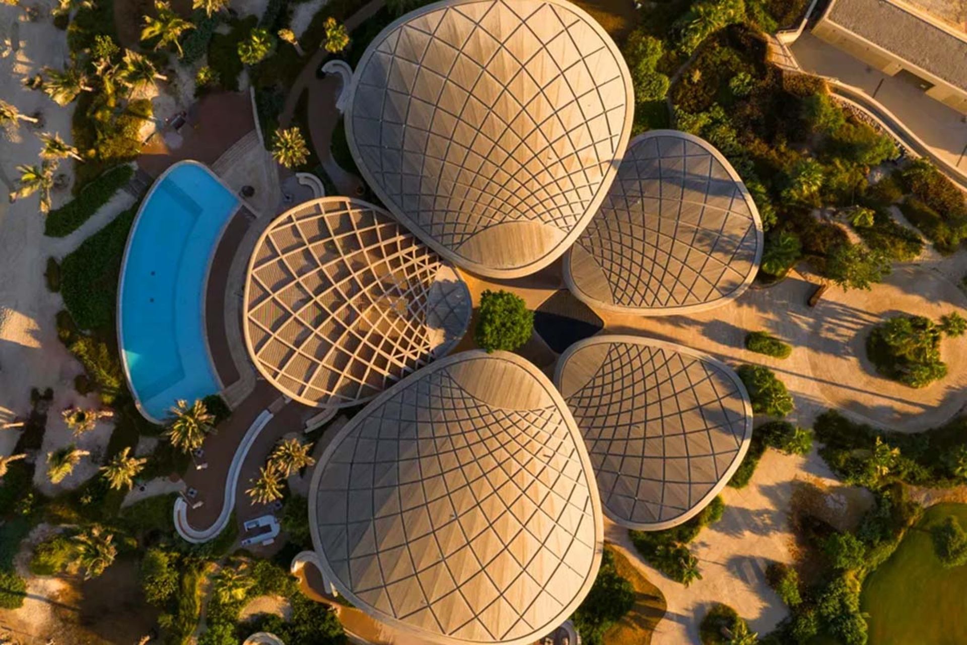 نمای خیره‌کننده از بالا از جزیره شورا (Shura Island) با معماری الهام‌گرفته از شکوفه مرجانی