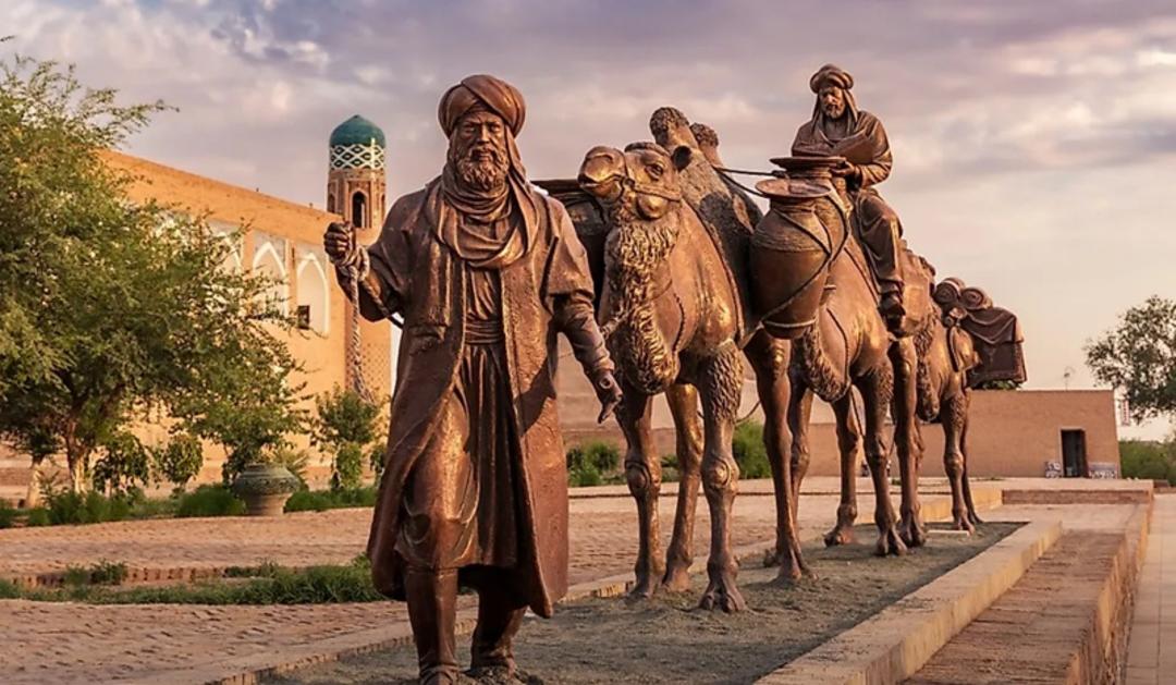 مجسمه‌ای از یک کاروان باستانی که شترهایی را نشان می‌دهد که انواع کالاها را در امتداد جاده ابریشم حمل می‌کنند، در ازبکستان.