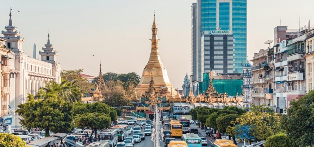 پاگودای ش웨داگون (Shwedagon Pagoda) در میان ساختمان‌ها و ترافیک شهر رانگون