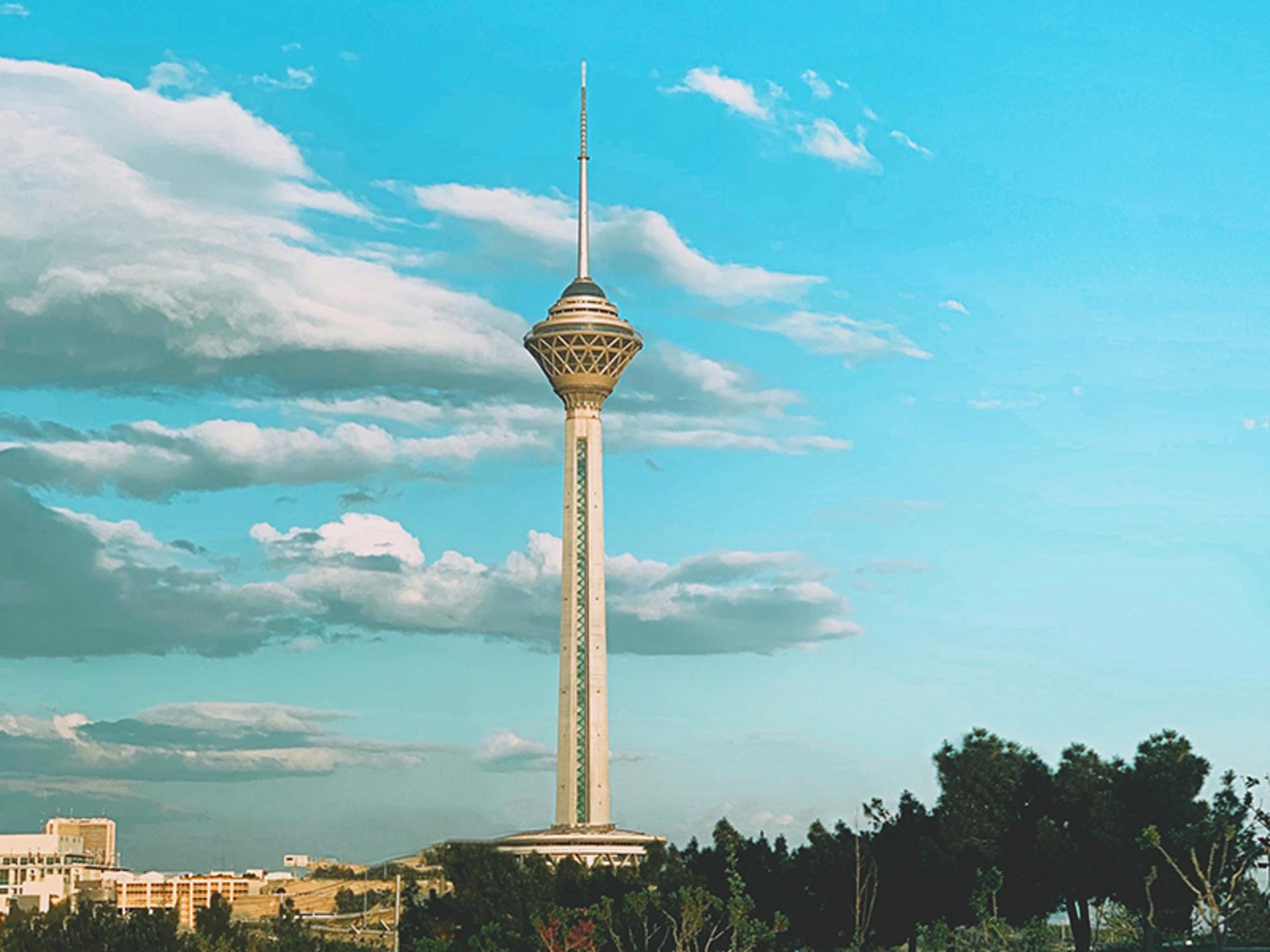 برج میلاد در میان آسمان صاف پایتخت