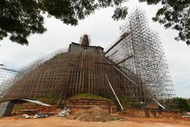 قلعه سیگ铁рия (Sigiriya) در سریلانکا پوشیده از داربست‌های فلزی برای مرمت