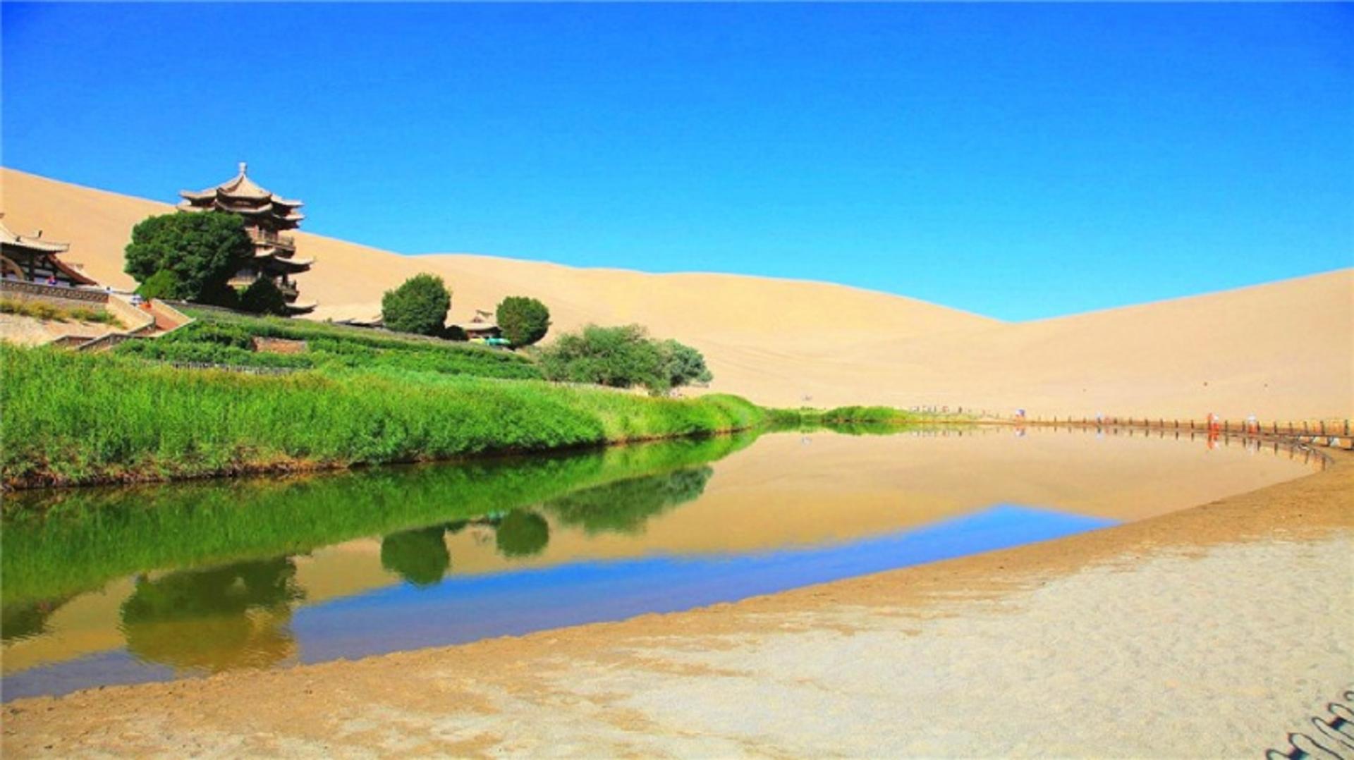 کوه شن‌ های آوازخوان و دریاچه هلالی