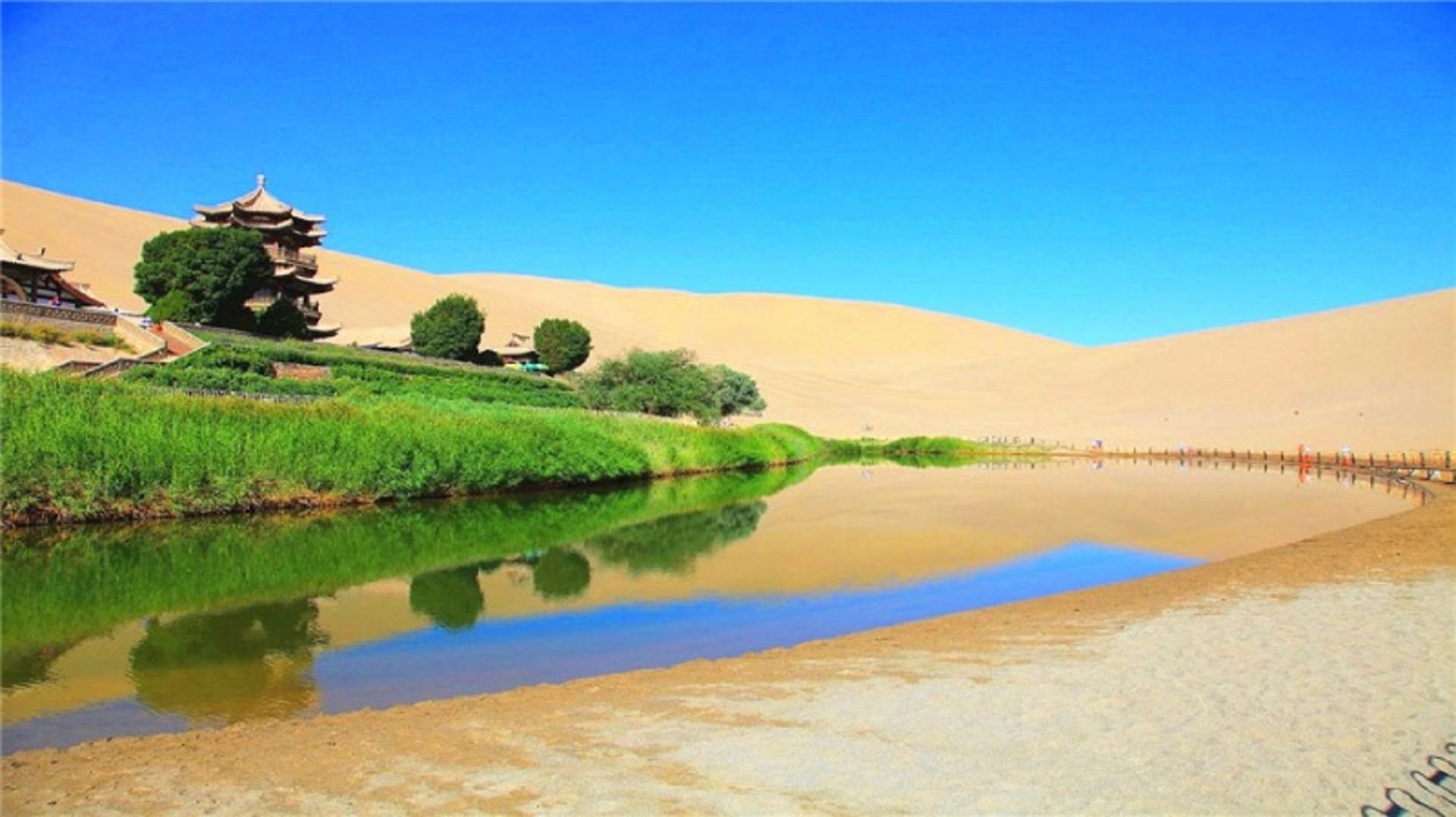 کوه شن‌ های آوازخوان و دریاچه هلالی
