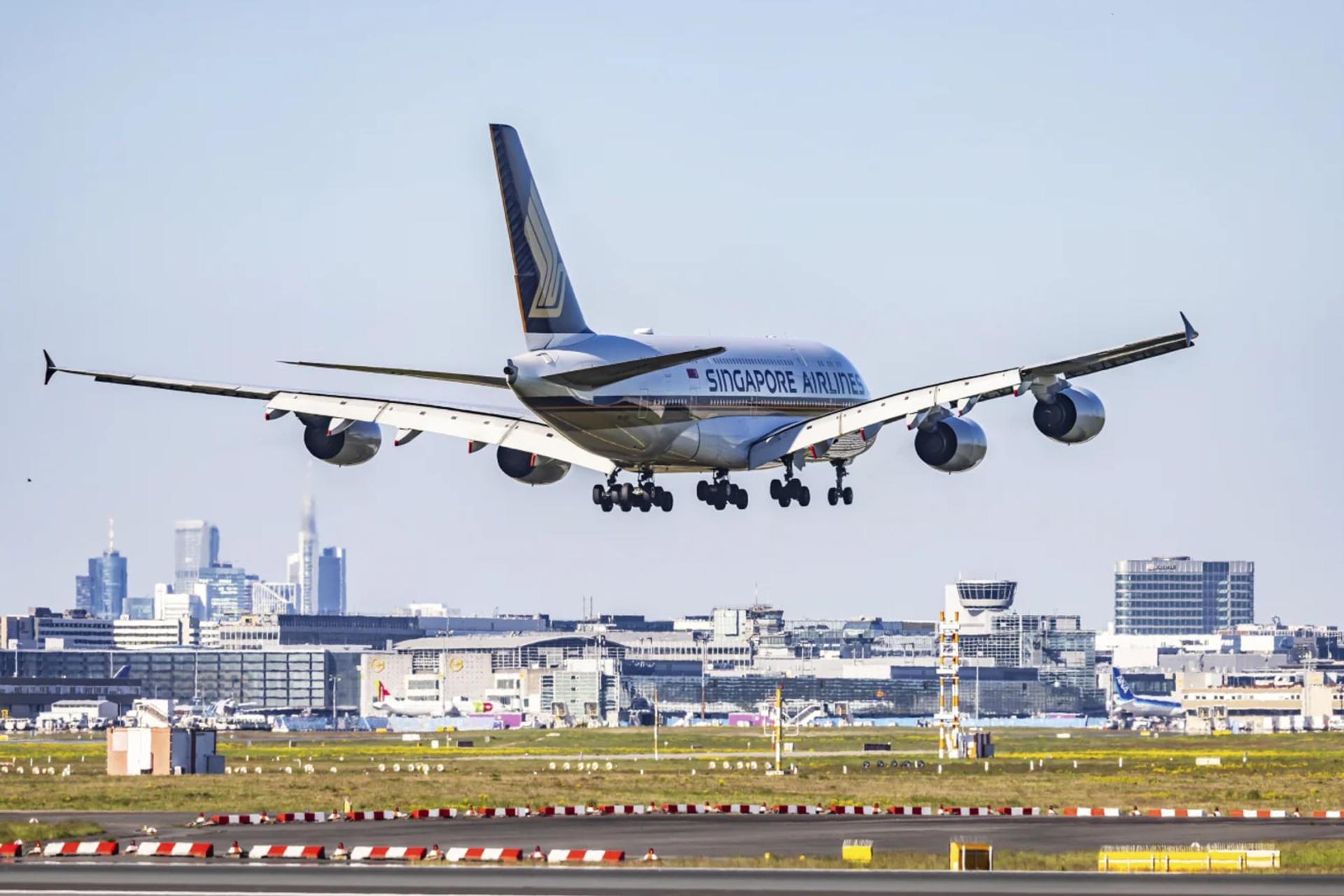 هواپیمای سنگاپور ایرلاینز (Singapore Airlines) در حال فرود روی باند فرودگاه
