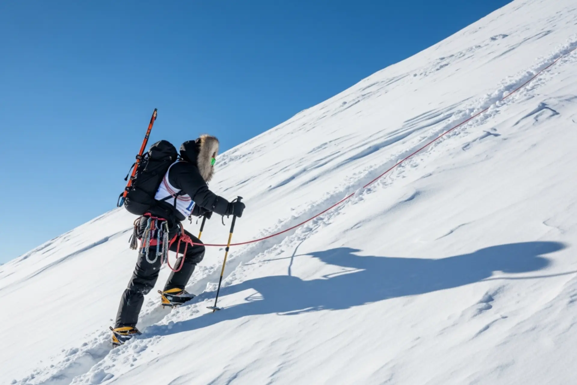 ورزشکار اسکیمو در حال صعود از کوه برفی