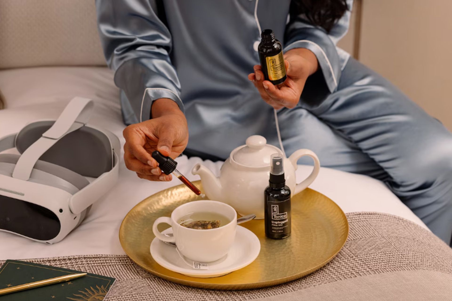 دستی در حال ریختن داروی آرامش بخش در لیوان دمنوش