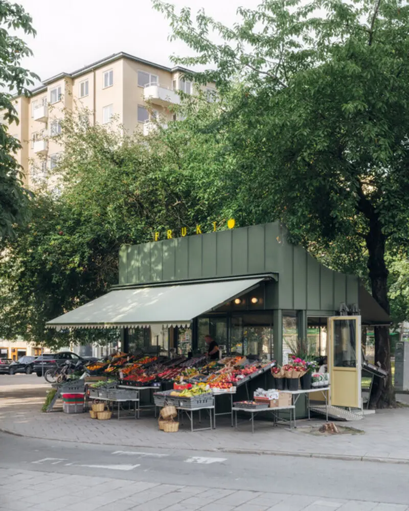 میوه‌فروشی کوچک با سقف سبز در خیابان‌های استکهلم (Stockholm)