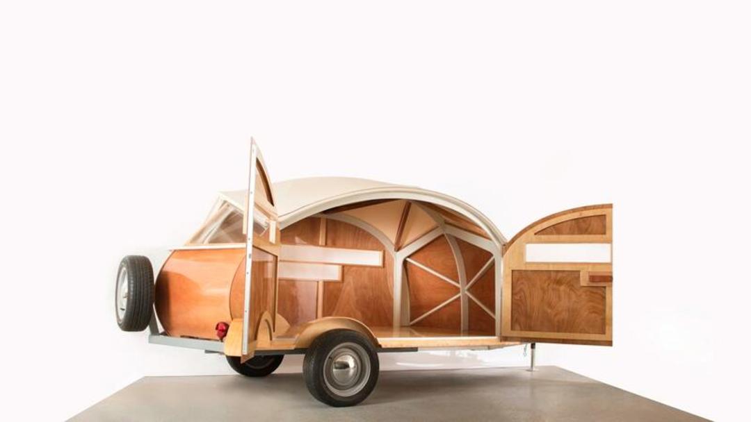 کاروان چوبی (Wooden Camper) با بدنه منحنی و درب‌های باز شده