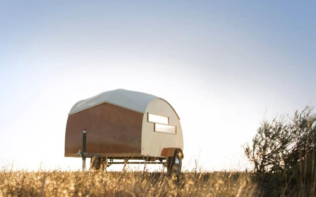 کاروان چوبی (Wooden Camper) کوچک در میان یک دشت خشک