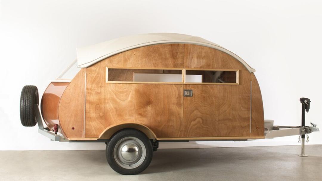 کاروان چوبی (Wooden Teardrop Trailer) با بدنه از چوب طبیعی و سقف سفید