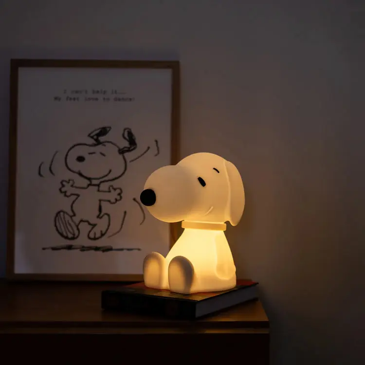 لامپ خواب شخصیت اسنوپی (Snoopy) روی یک کتاب در اتاق