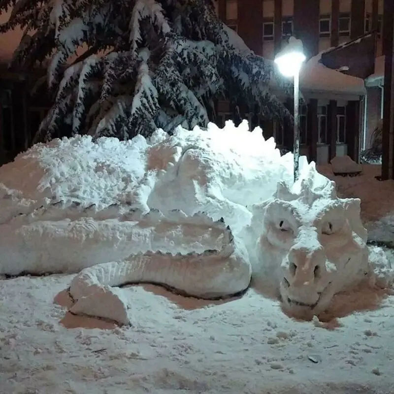 مجسمه اژدها (Dragon) ساخته شده از برف در فضای باز