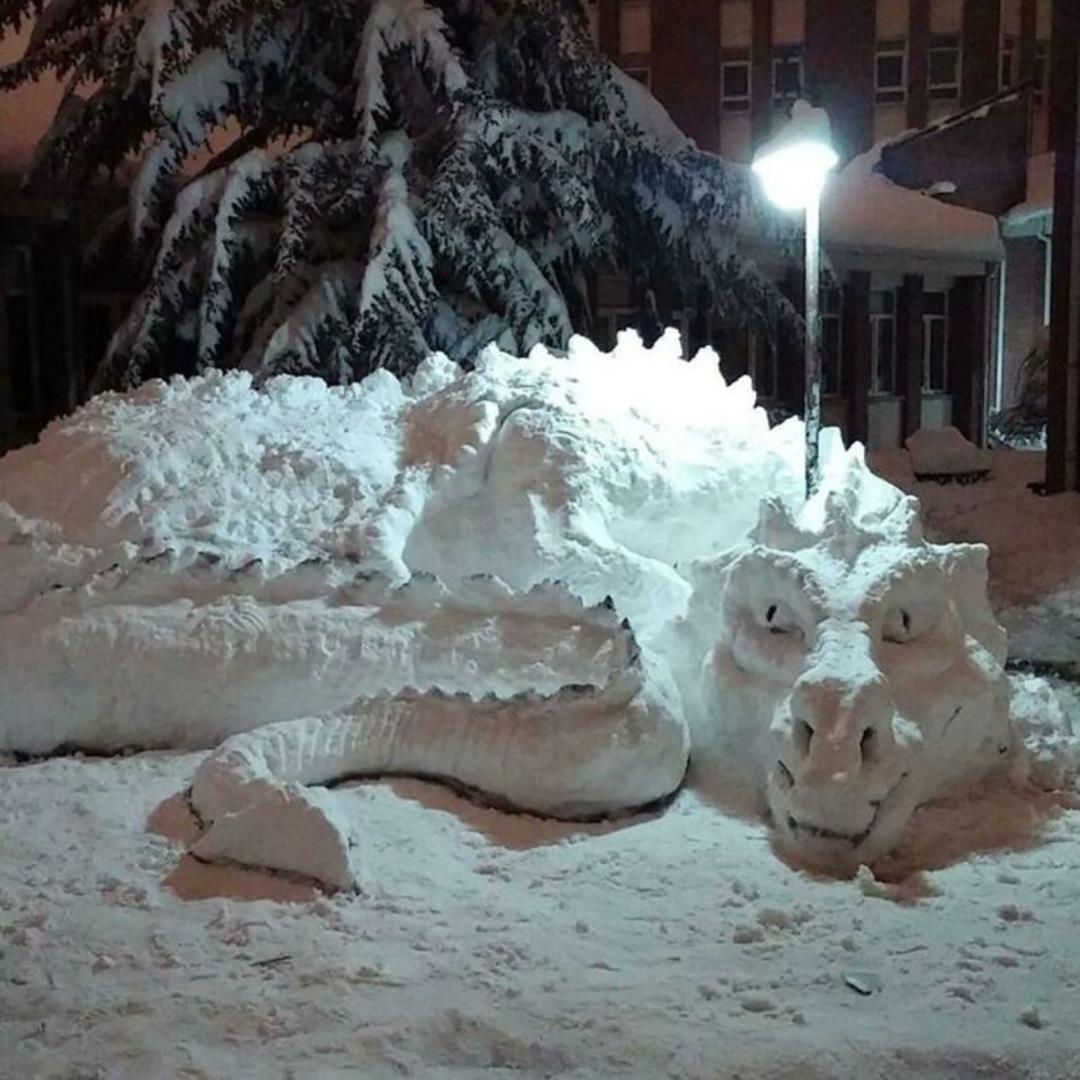 مجسمه اژدها (Dragon) ساخته شده از برف در فضای باز