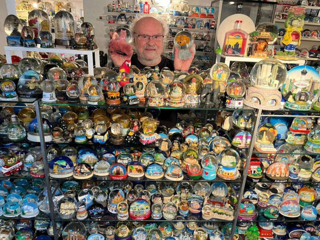گوی‌های برفی (Snow Globes) و سوغاتی‌های متنوع در ویترین یک فروشگاه