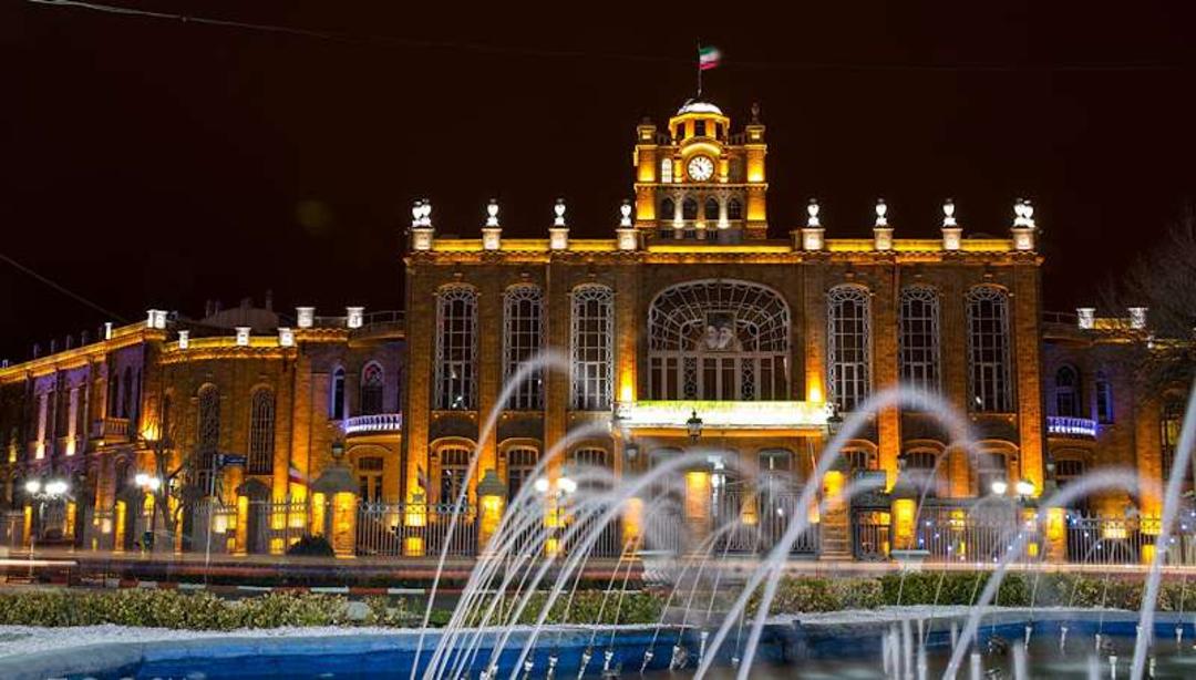 عمارت شهرداری تبریز در شب