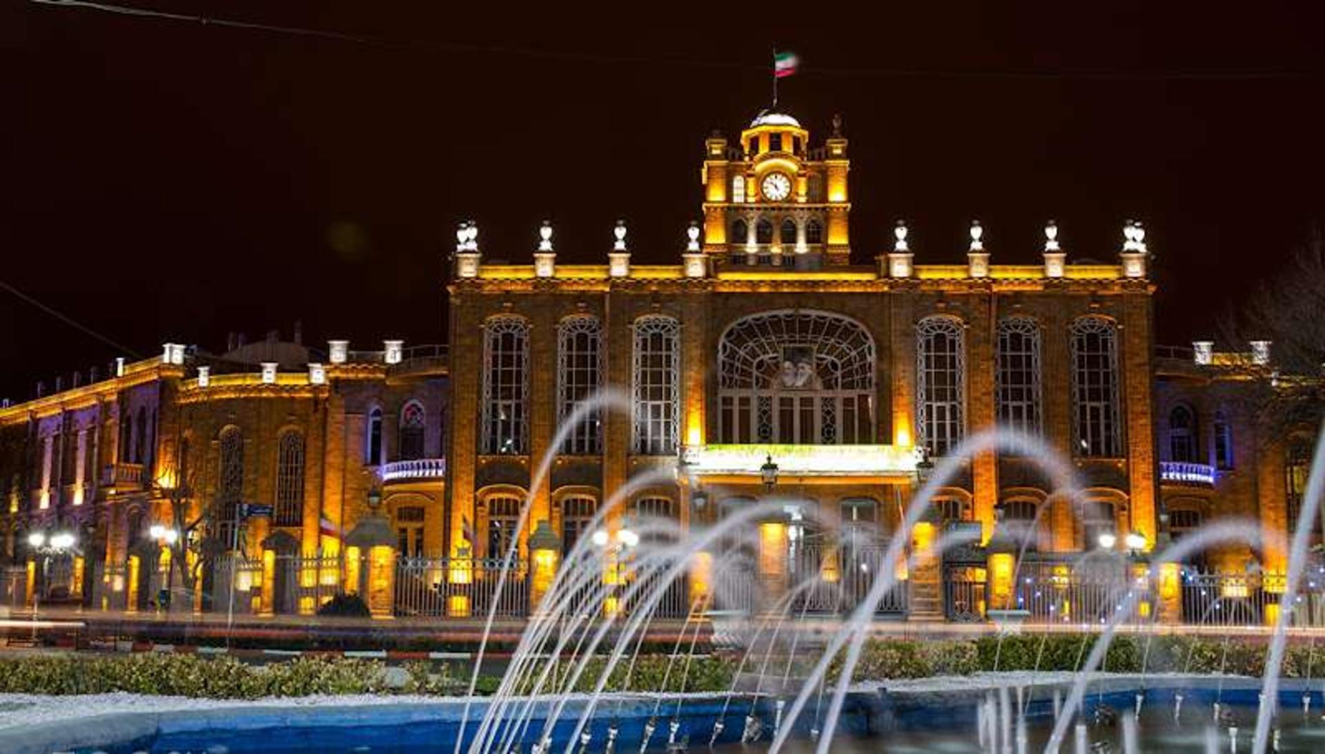 عمارت شهرداری تبریز در شب