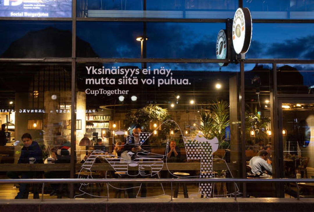 نمای داخلی و بیرونی رستوران Social Burgerjoint در زمان غروب