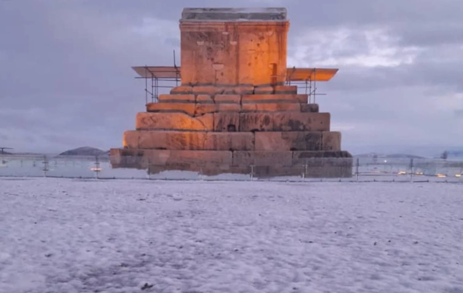 آرامگاه کوروش کبیر در برف