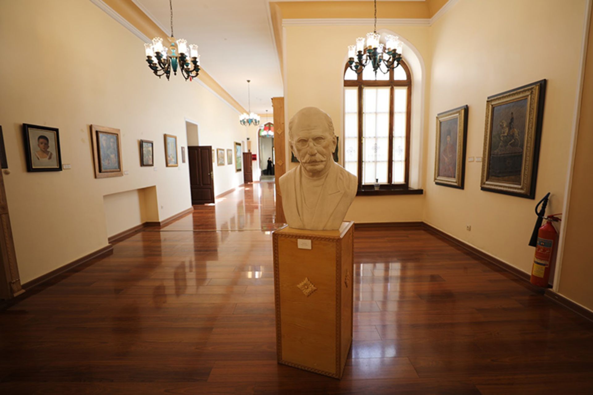 سردیس کمال الملک در موزه باغ نگارستان