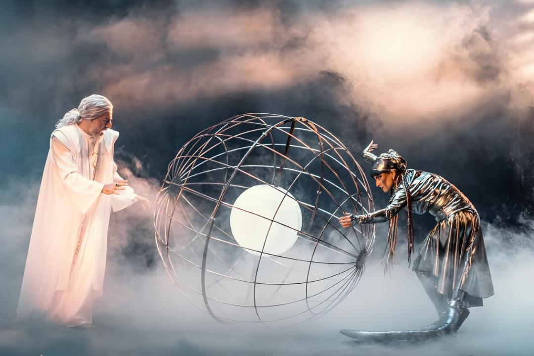 بازیگران نمایش پسران فریدون در میان مه و یک گوی فلزی بزرگ
