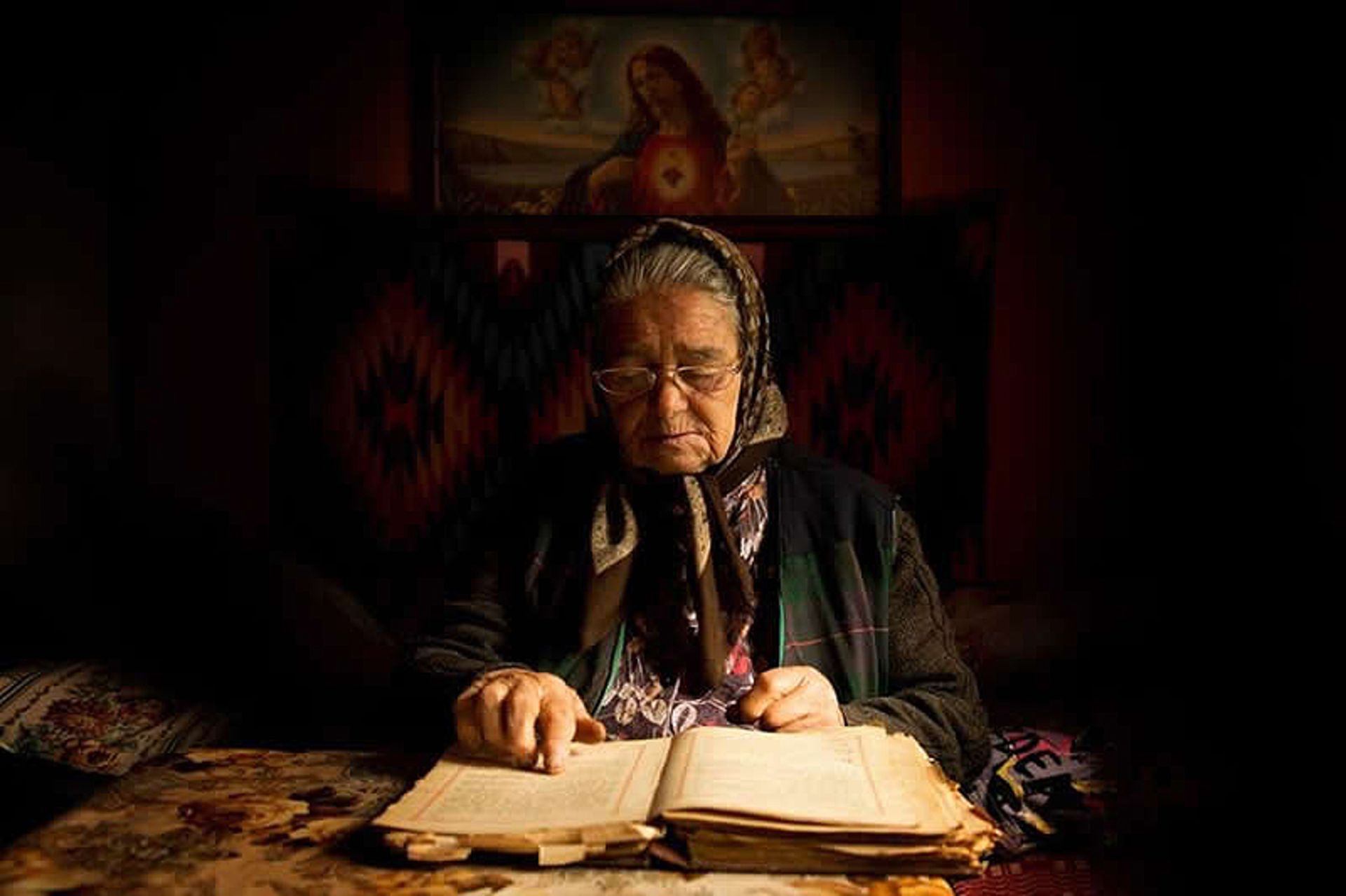 کتاب خواندن زن مسن رومانیایی
