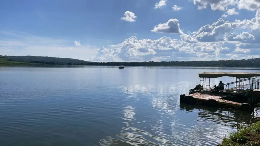 رودخانه نیل (Nile River) در اوگاندا با قایق‌های کوچک در آب