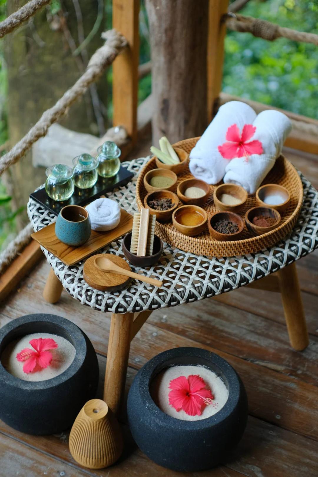 مجموعه مواد طبیعی و اسکراب‌های بدن در ظروف چوبی و سنگی