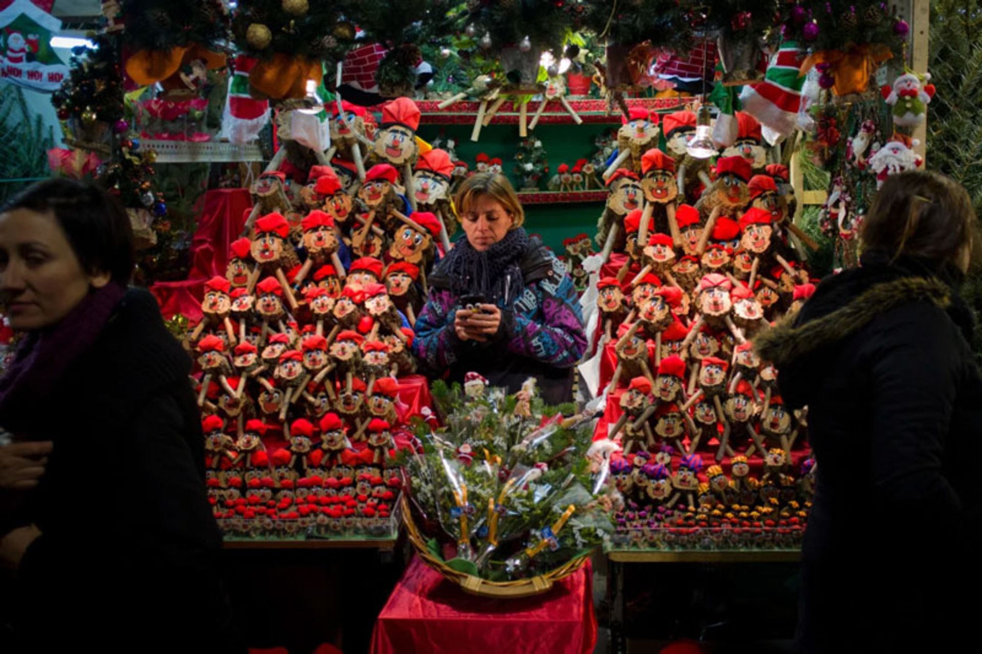 زن فروشنده در بازار کریسمس فیرا د سانتا لوسیا اسپانیا