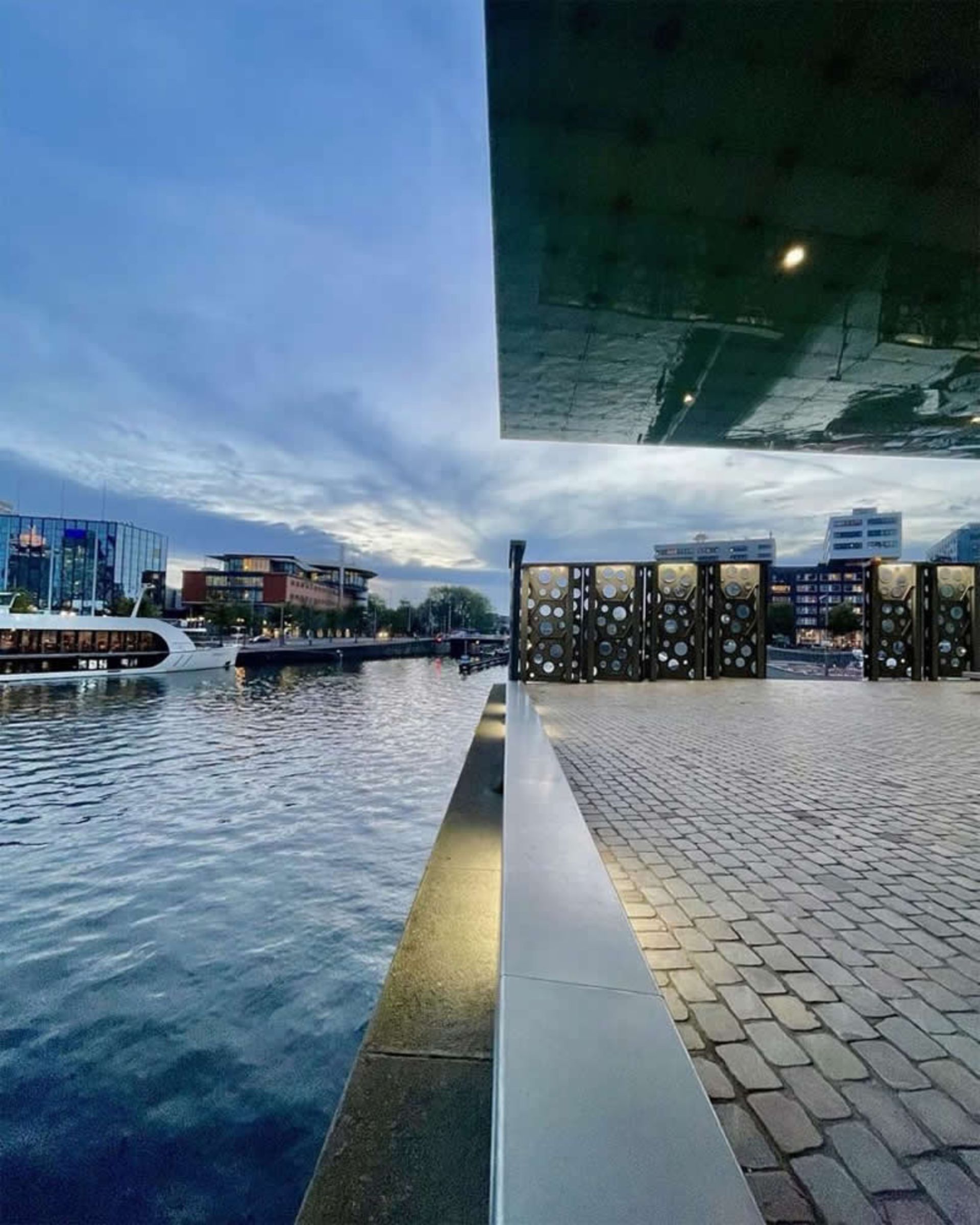 نمایی دوگانه از استخر  آب و سنگفرش