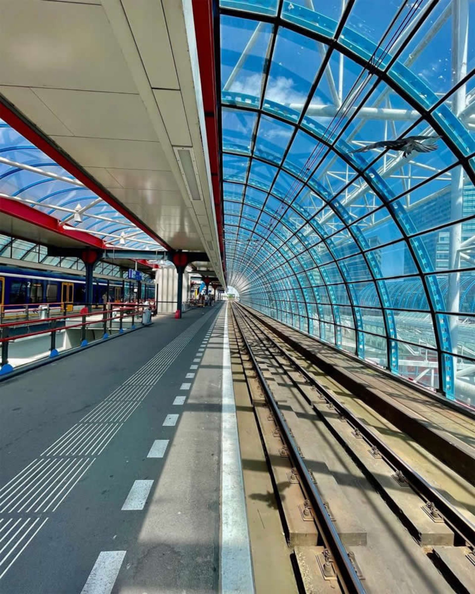 دو بخش شیشه ای و فولادی در راه آهن