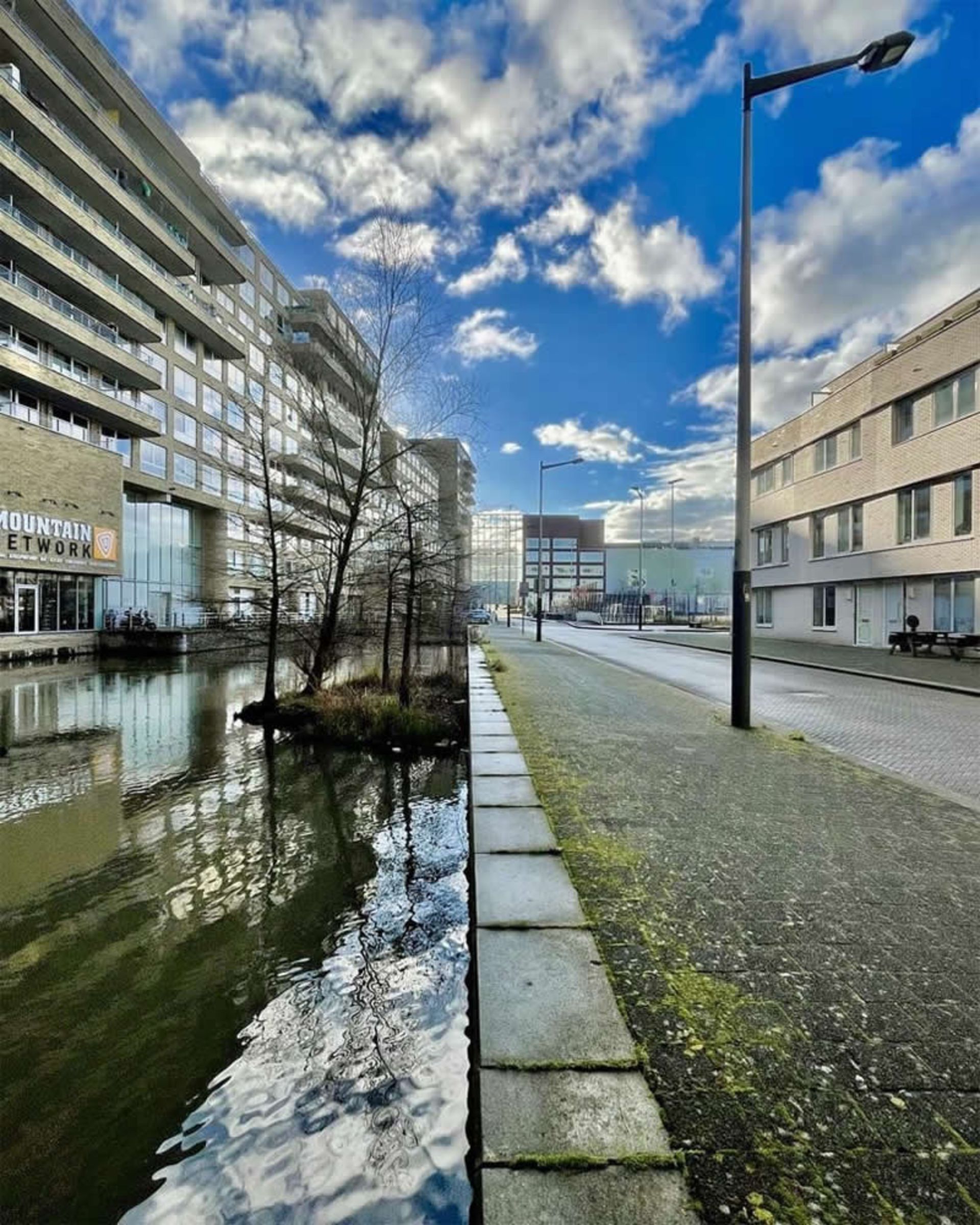 ترکیب آسمان مه‌آلود و ساختمان مدرن