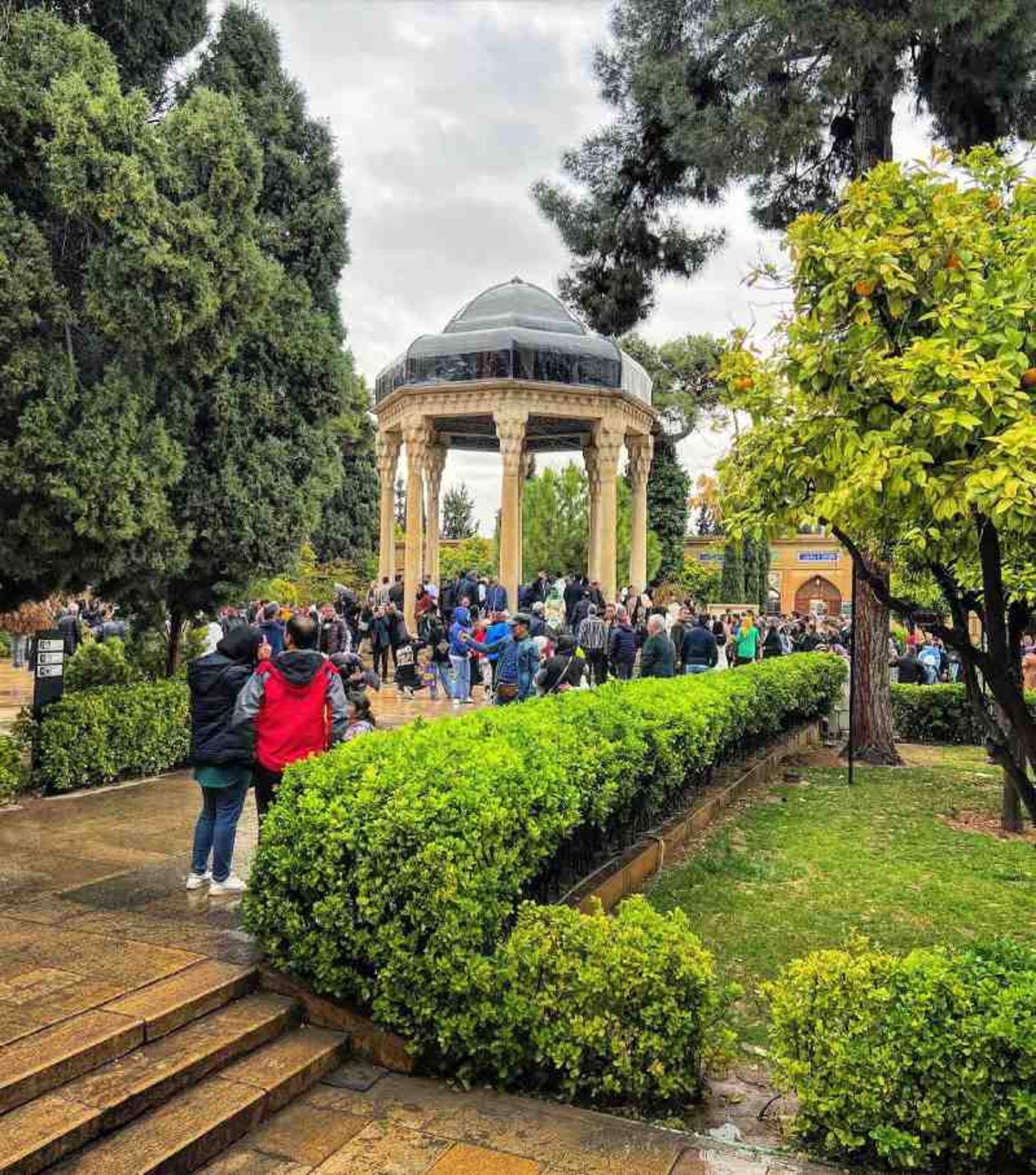 آرامگاه حافظ در هوای بارانی