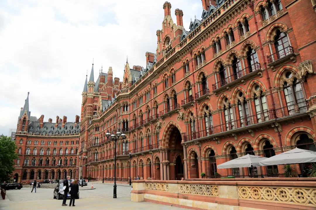 ساختمان آجری هتل سانت پَنکراس (St. Pancras) با جزئیات معماری نئوگوتیک